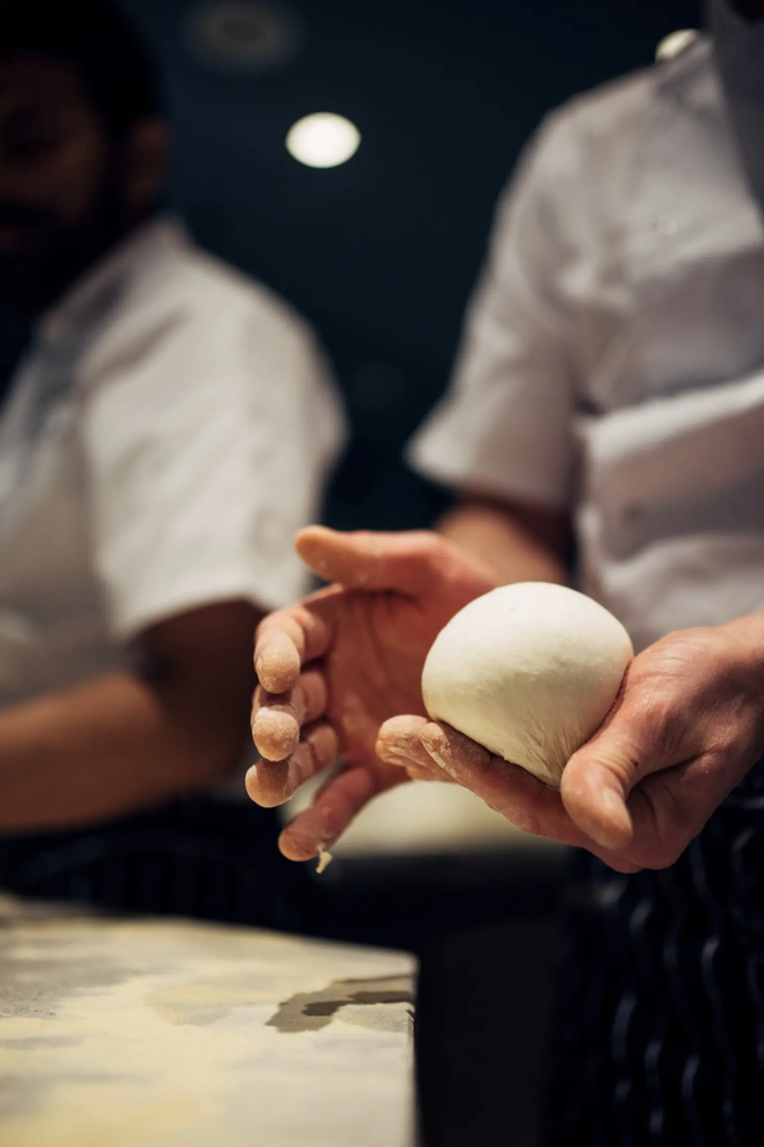 Pizzaiolo Bottegas formuje kulę ciasta na pizzę neapolitańską