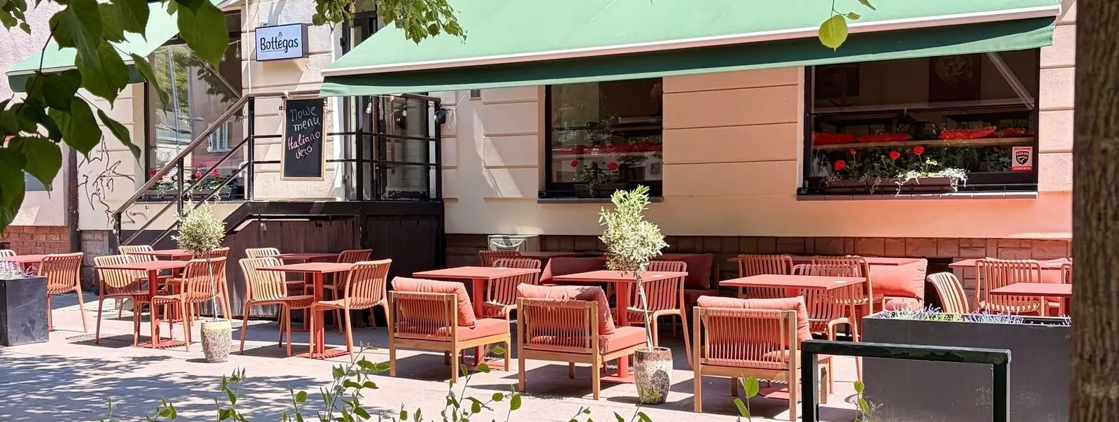 Ogródek restauracji Bottegas przy ul. Francuskiej 24 na Saskiej Kępie w Warszawie