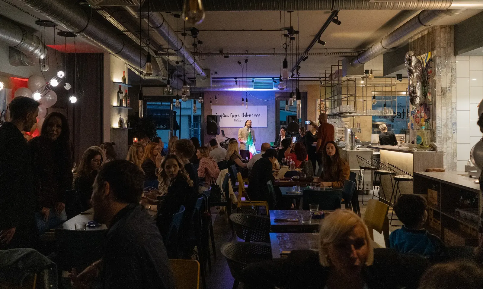 Pełna sala Bottegas przy ul. Oboźnej 9 podczas wieczoru z włoską muzyką na żywo