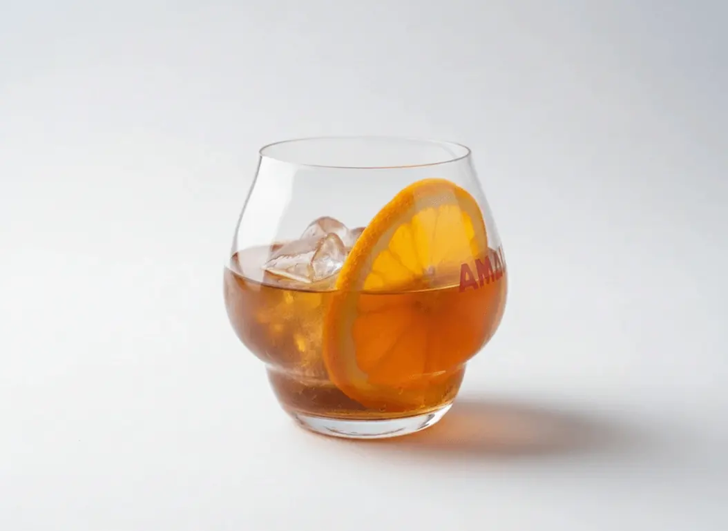 Negroni della Bottegas na dużym lodzie ze skórką pomarańczy