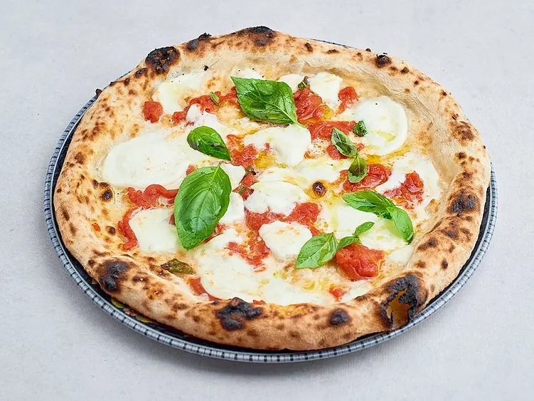 Pizza Antica Napoli z ręcznie rwanymi pomidorami San Marzano DOP i mozzarellą di bufala dodaną po upieczeniu, Bottegas Warszawa