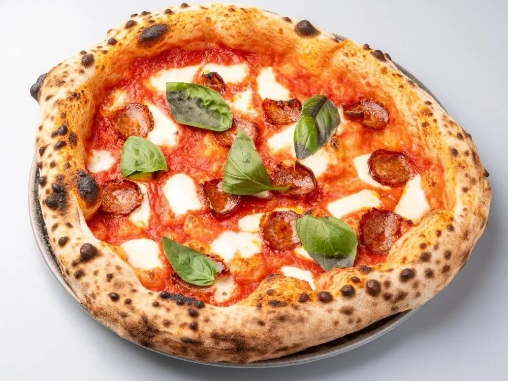 Pizza Diavola z pikantnym salami i wysokim, przypieczonym brzegiem