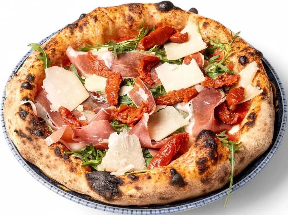 Pizza Sole di Napoli z wędzoną provolą, prosciutto crudo di Parma 24 mesi, rukolą i parmezanem