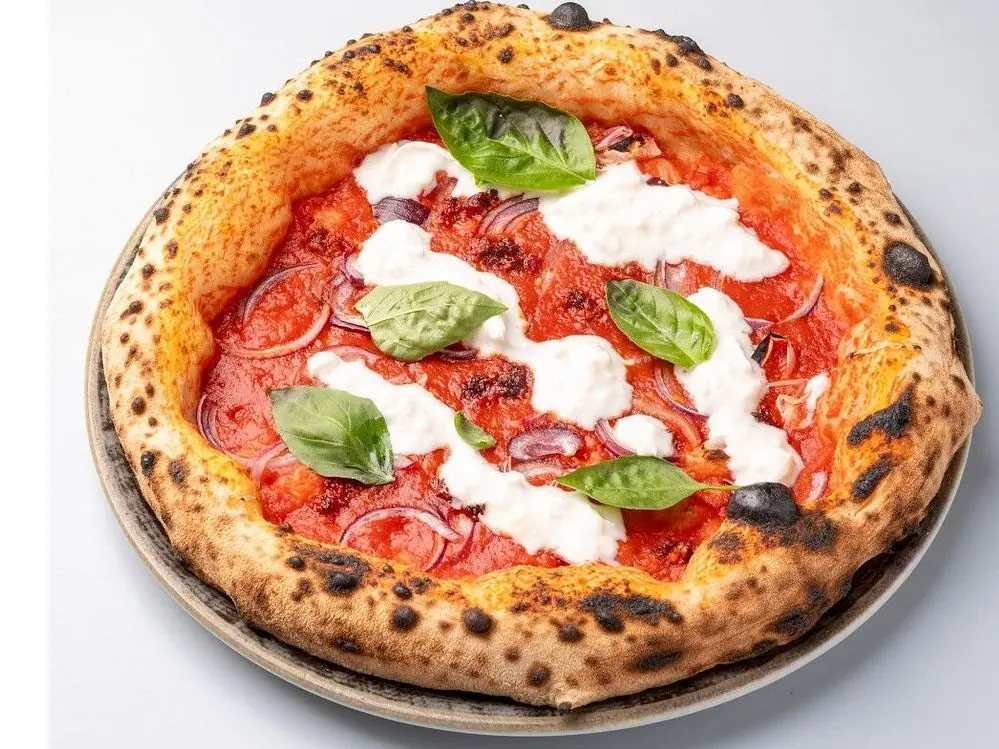 Pizza Vibrant Vesuvio z ndują z Kalabrii, czerwoną cebulą i stracciatellą