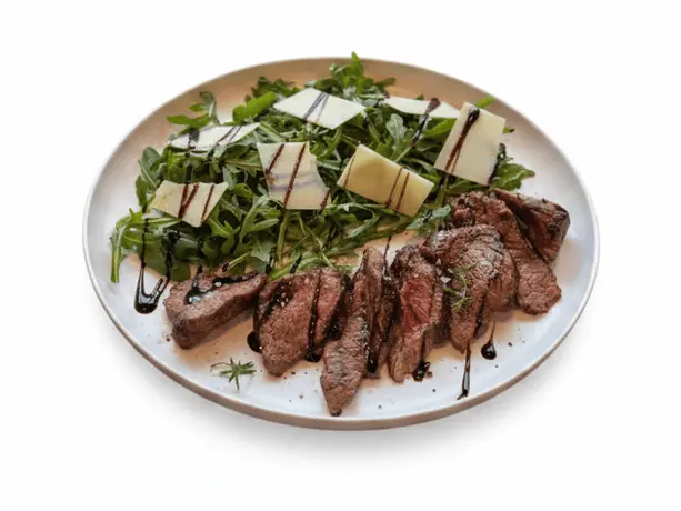 Tagliata di Manzo — krojona polędwica wołowa z grilla z rukolą, parmezanem i glazurą balsamiczną