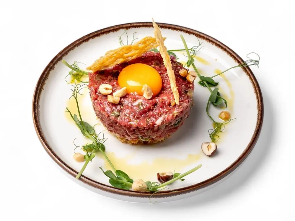 Tartare del Re — tatar z polędwicy wołowej z żółtkiem, kaparami i chipsem z parmezanu